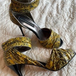 Steve Madden black and yellow snake print heel